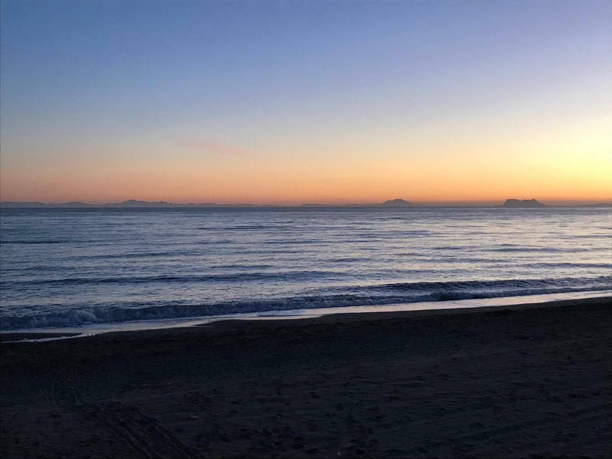 Marbella - Estepona Beach Frontline Apartment Buitenkant foto